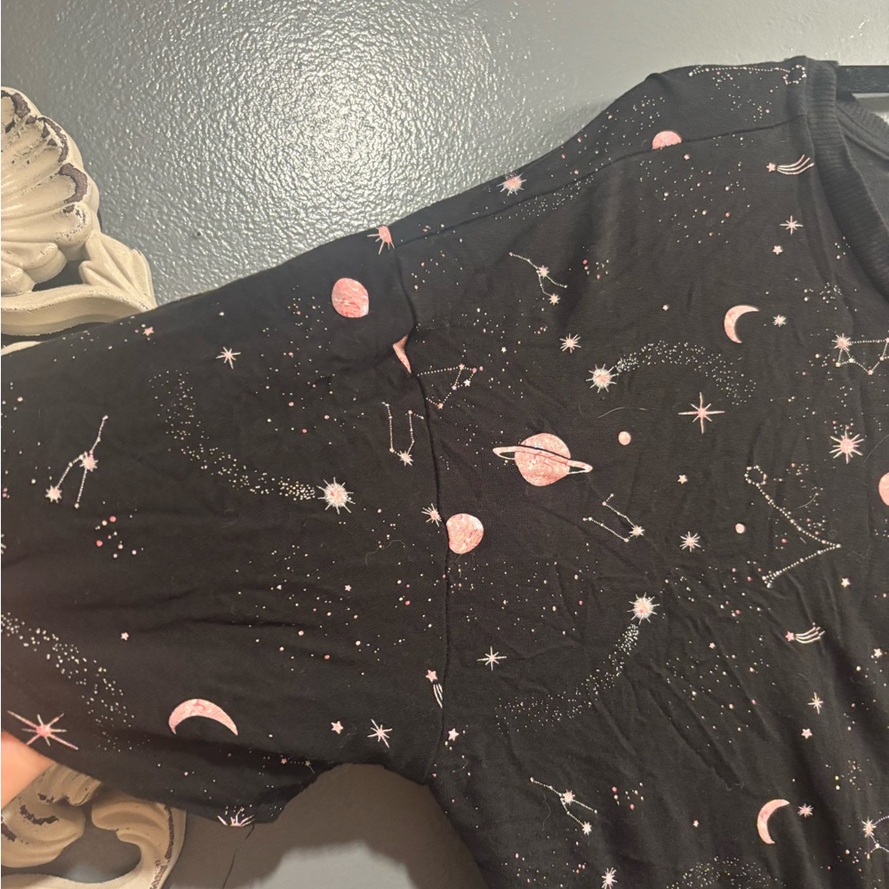 No Boundaries Black Pink Space Celestial Print Front Tie Crop Top Short Sleeve - Picture 6 of 7